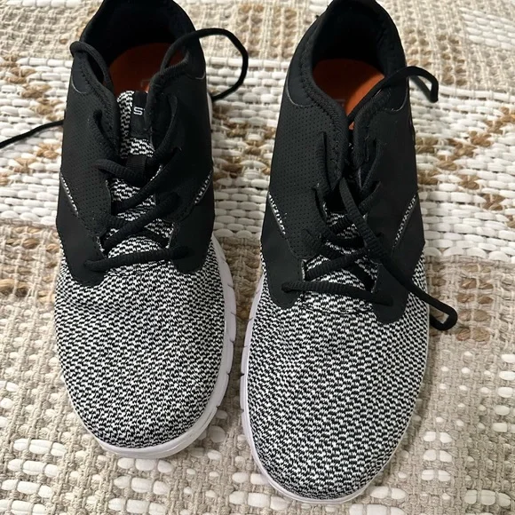 Stylish Black and White Women's Sneakers - Picture 4 of 5